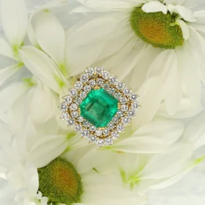 Sortija Vintage Esmeralda central y Diamantes