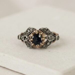 Anillo Art Nouveau con Zafiro central